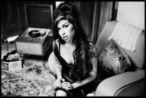 Amy Winehouse (Foto tomada de su Facebook fan page oficial)
