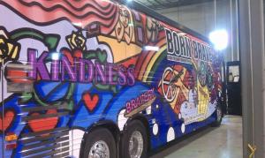 Born Brave Bus que contendrá los servicios de ayuda psicológica  previo a los conciertos de Lady GaGa.  (Foto tomada del Facebook oficial de Lady GaGa)