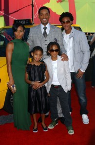 Will Smith (Centro), sus hijos, y esposa.  Picture from PR Photos found through http://blogs.babycenter.com)