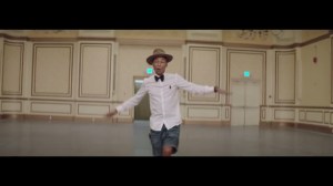 Screenshot (Captura de Pantalla) del vídeo "Happy"  tema compuesto y escrito por Pharrell Williams (© 2013 Universal Studios)