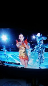 Katy Perry interpretando "Dark Horse" con sus bailarines vestidos de piezas de ajedrez. Aunque parecían personajes sacados de Frozen 