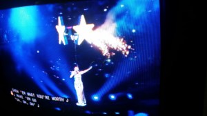 Katy Perry cerrando el show con "Firework" 
