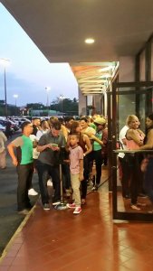 Fila para entrar a la tanda de las 7:40p.m de Jurassic World en Rio Hondo, Bayamón, Puerto Rico.  (Foto: Soundcinemas/Gabriel Rodríguez Acevedo)