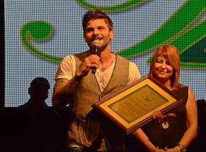 Pedro Capó recibiendo la placa en homenaje a su trayectoria musical (SoundCinemas/Gabriel Rodríguez Acevedo)