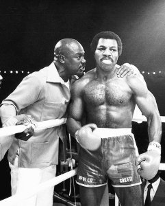 Tony Burton (izq) junto con Carl Weathers (derecha) en una de las películas de Rocky
