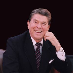 Ronald Reagan  fue el cuadragésimo presidente de los Estados Unidos entre 1981 y 1989 y el trigésimo tercer gobernador del estado de California (1967-1975).