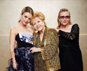 Debbie Fisher (centro) junto a su nieta Billie Lourd y su hija Carrie Fisher 