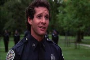 Steve Guttenburg interpreta a Carey Mahoney 