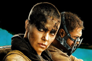 Furiosa interpretada por Charlize Theron en Mad Max Fuera del camino